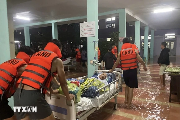 Các cơ sở y tế khu vực Trung Bộ chủ động ứng phó với bão số 13