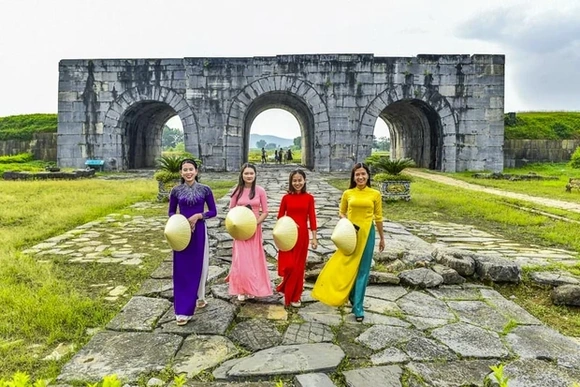 Độc đáo Thành Nhà Hồ