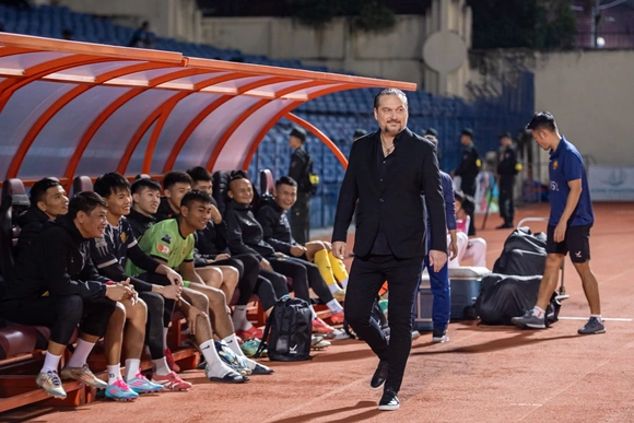 “Người cũ” liên tục nói “yêu Thanh Hóa”, HLV Choi nhận xét bất ngờ về Văn Thuận