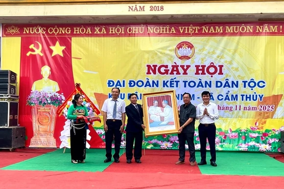 Phó Chủ tịch Ủy ban MTTQ tỉnh, Chủ tịch Hội CCB tỉnh Đinh Tiên Phong dự Ngày hội Đại đoàn kết toàn dân tộc tại xã Cẩm Thủy