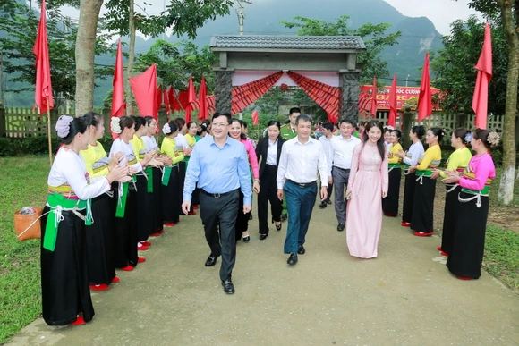 Phó Chủ tịch UBND tỉnh Mai Xuân Liêm dự ngày hội Đại đoàn kết toàn dân tộc tại xã Ngọc Lặc