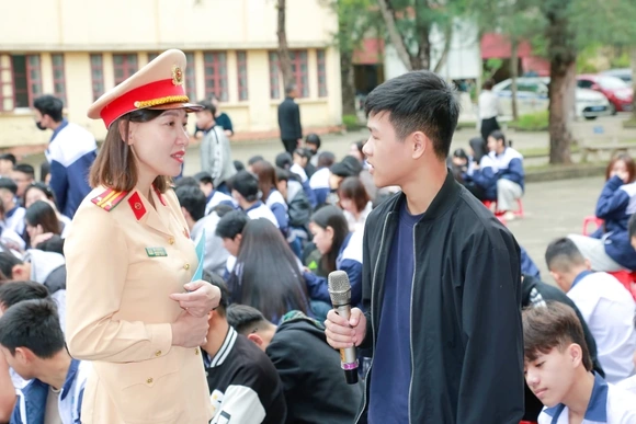 Tuyên truyền pháp luật về an toàn giao thông đường bộ và kỹ năng lái xe cho học sinh, sinh viên