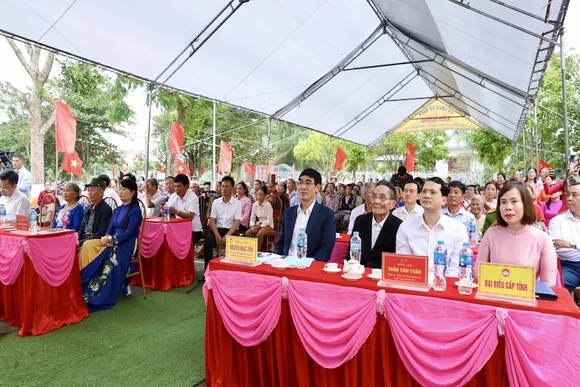 Trưởng ban Nội chính Tỉnh ủy Nguyễn Ngọc Tiến dự Ngày hội Đại đoàn kết toàn dân tộc tại xã Vĩnh Lộc