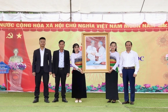 Chủ tịch Liên đoàn Lao động tỉnh dự Ngày hội Đại đoàn kết toàn dân tộc tại xã Kim Tân