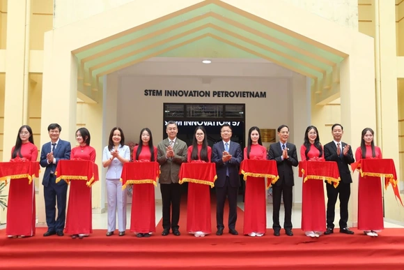 Phó Thủ tướng Chính phủ Lê Thành Long dự lễ khánh thành phòng thực hành giáo dục STEM tại Trường THPT chuyên Lam Sơn