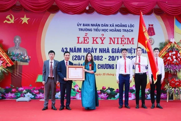 Trường Tiểu học Hoằng Trạch đón nhận Huân chương Lao động hạng Ba