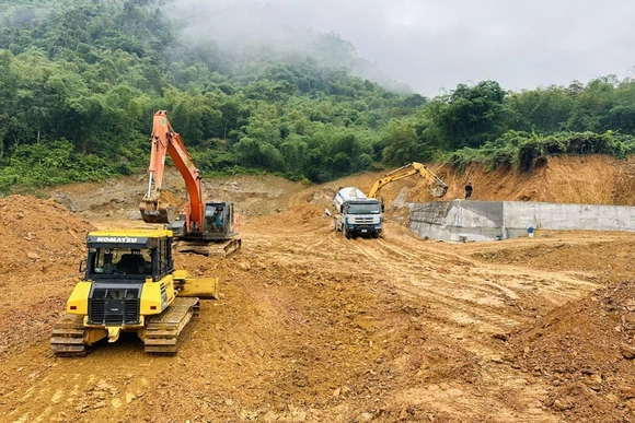 Gấp rút xây dựng dự án sắp xếp ổn định dân cư cho các hộ dân bản Muỗng, xã Trung Hạ