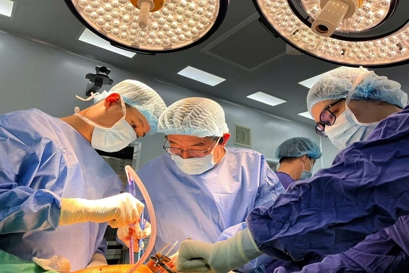 Ca phẫu thuật “hai trong một” giúp bệnh nhân thoái hoá khớp gối nặng đi lại bình thường sau nhiều năm đau đớn