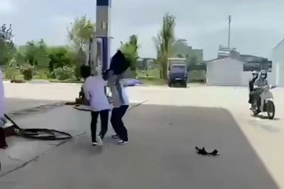 Khởi tố bị can, bắt tạm giam 2 học sinh liên quan vụ đâm bạn tử vong