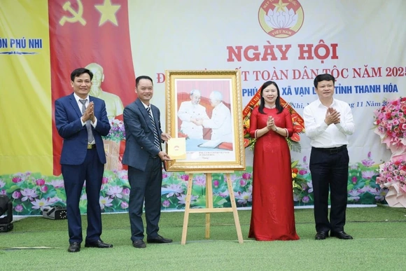 Phó Chủ tịch Ủy ban MTTQ tỉnh Nguyễn Thị Phương chung vui Ngày hội Đại đoàn kết toàn dân tộc tại xã Vạn Lộc