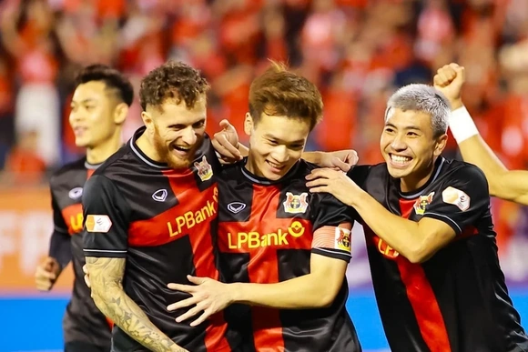 Ninh Bình lập kỷ lục bất bại 35 trận; Man City hạ gục Liverpool 3-0