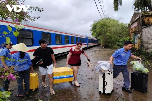 Đường sắt tiếp tục ngừng chạy một số tàu Bắc - Nam do ảnh hưởng mưa lũ