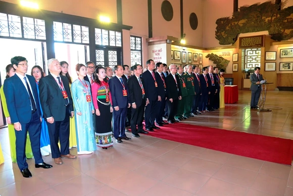 Đoàn đại biểu dự Đại hội MTTQ tỉnh Thanh Hóa lần thứ XVI dâng hương, báo công với Chủ tịch Hồ Chí Minh