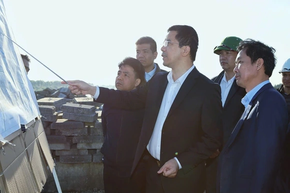 Phó Bí thư Thường trực Tỉnh ủy Nguyễn Hồng Phong thăm, làm việc tại 2  phường Bỉm Sơn, Quang Trung