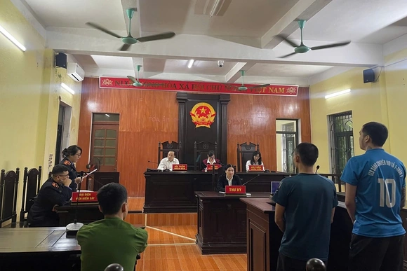 Hai đối tượng phạm tội sử dụng trái phép vũ khí quân dụng lĩnh án