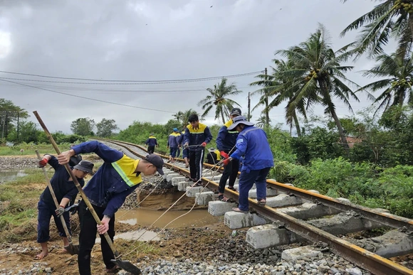 Trước 27/11 sẽ thông tuyến đường sắt Bắc-Nam do mưa lũ tại miền Trung