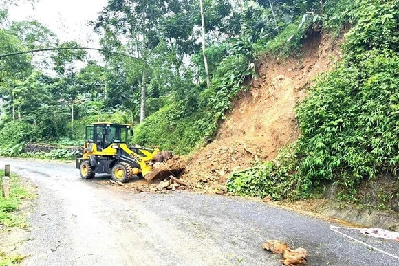 Pù Luông khắc phục đường hư hỏng phục vụ du lịch