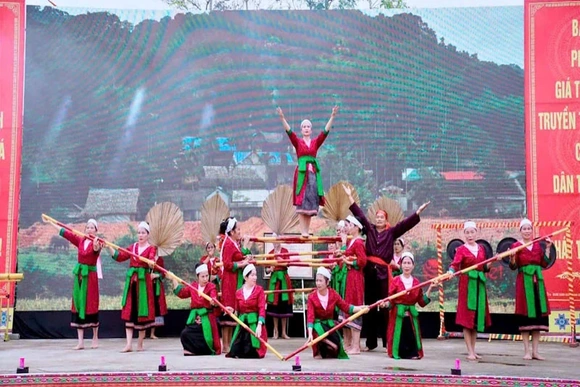 Gìn giữ, phát huy bản sắc dân tộc Thổ