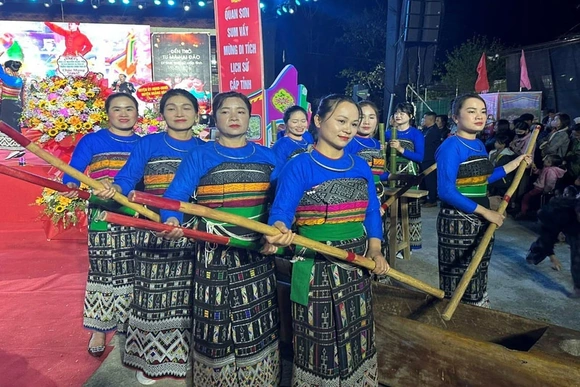 Giữ nhịp khua luống trên đất Sơn Thủy