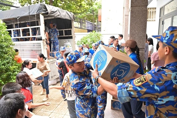 Vinamilk kịp thời hỗ trợ 48 tấn sản phẩm dinh dưỡng đến bà con vùng lũ miền Trung và Tây nguyên