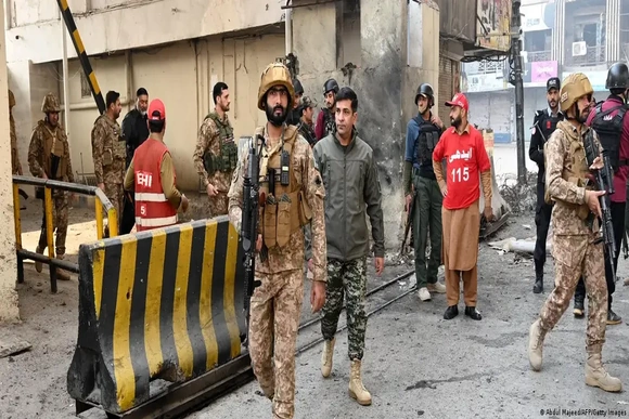 Pakistan dội bom Afghanistan: Ngòi nổ chiến tranh đã chạm lửa?