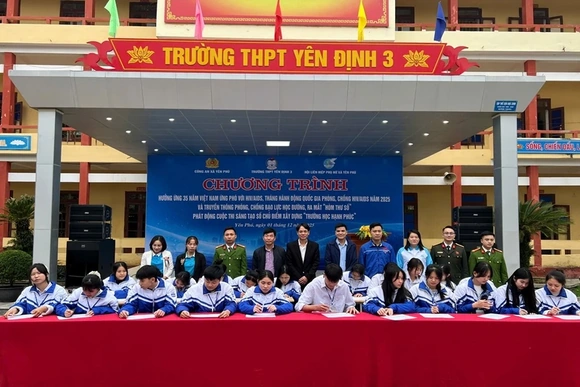 Học sinh xã  Yên Phú tìm hiểu kiến thức về ứng phó với HIV/AIDS,  phòng chống bạo lực học đường