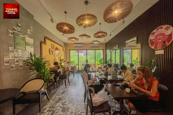 Thưởng thức ly cà phê trứng Việt Nam phong vị Tonkin Coffee