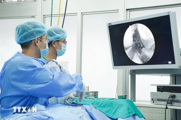 Lần đầu tiên Việt Nam ứng dụng hệ thống phẫu thuật nội soi thần kinh hiện đại