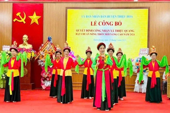 Về Thiệu Quang nghe chuyện gìn giữ múa đèn chạy chữ, hát chèo chải cổ