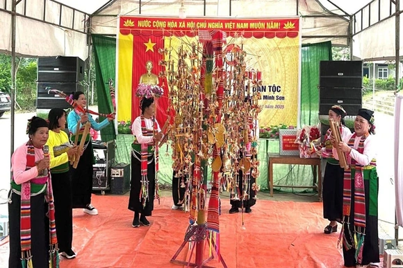 Lan tỏa các trò diễn trong lễ hội Pồn Pôông