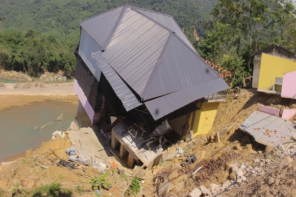 Nỗi lo sông Lò...