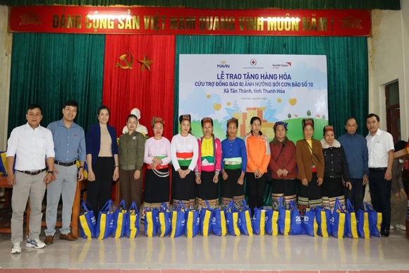 Trao tặng hàng hóa cứu trợ đồng bào bị ảnh hưởng bởi bão số 10