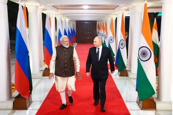 Thủ tướng Modi đích thân ra sân bay đón tổng thống Putin, mở đầu chuyến thăm quan trọng của nhà lãnh đạo Nga