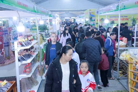 Nhộn nhịp không khí mua sắm tại khu trưng bày giới thiệu sản phẩm nông sản, thực phẩm an toàn Thanh Hóa, năm 2025