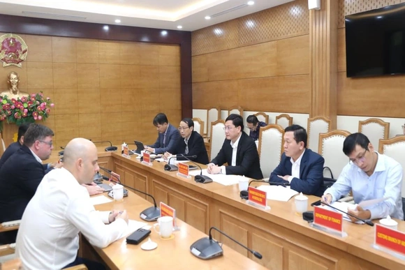 Phó Chủ tịch Thường trực UBND tỉnh Mai Xuân Liêm tiếp và làm việc với đoàn công tác Công ty AsterAuto Vietnam