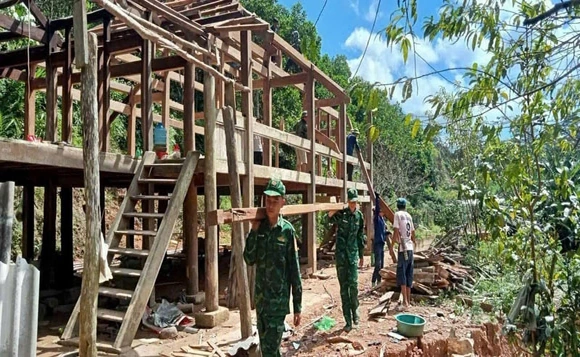 Bộ đội biên phòng giúp dân khắc phục hậu quả thiên tai