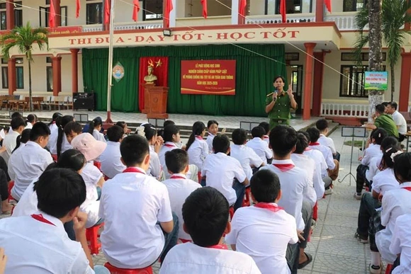 Giữ vững an ninh trật tự ở xã ven biển Hoằng Tiến