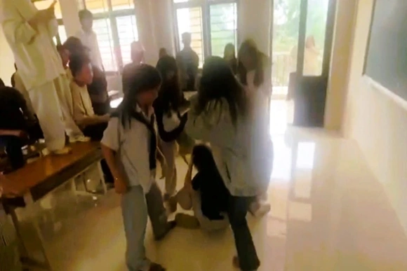 Công an vào cuộc điều tra vụ nữ sinh lớp 10 bị đánh hội đồng