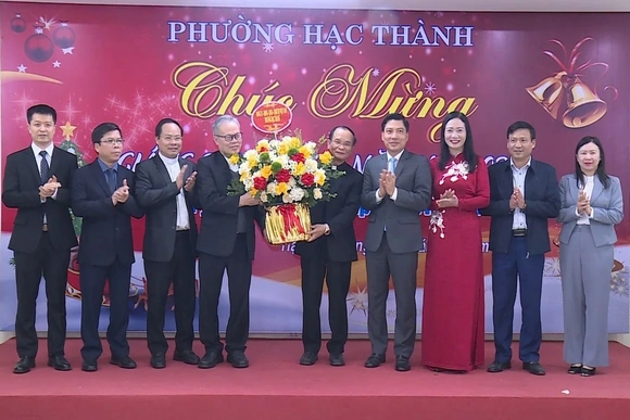 Phường Hạc Thành gặp mặt các chức sắc công giáo nhân dịp Giáng sinh 2025