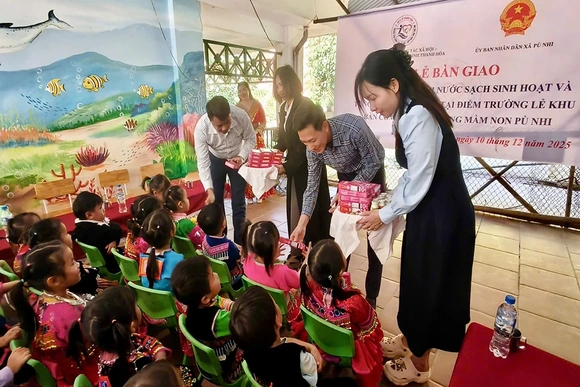 Tặng quà, bàn giao công trình nước sạch cho Trường Mầm non Pù Nhi