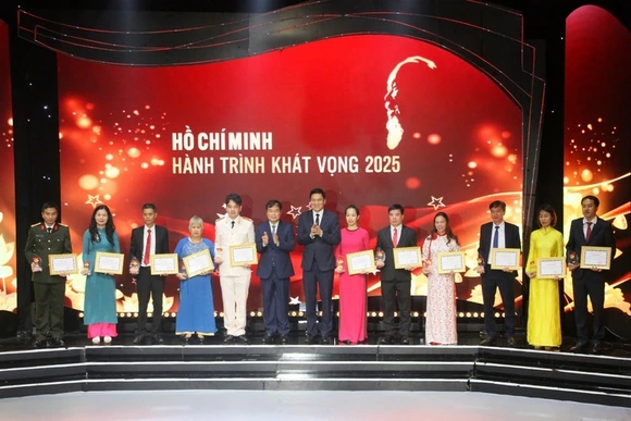 Giao lưu điển hình tiêu biểu học tập và làm theo Bác khu miền Trung-Tây Nguyên