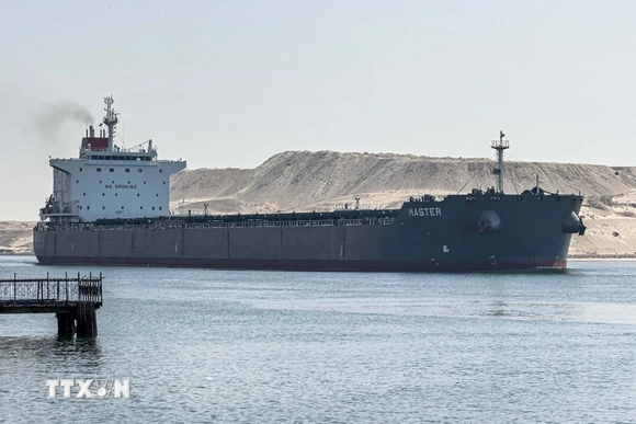 Các hãng vận tải biển khổng lồ nối lại hoạt động vận chuyển qua Kênh đào Suez