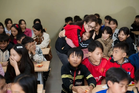 Giáo viên Trường Mầm non Tam Chung phấn khởi khi điểm trường Bản Ón có điện ổn định