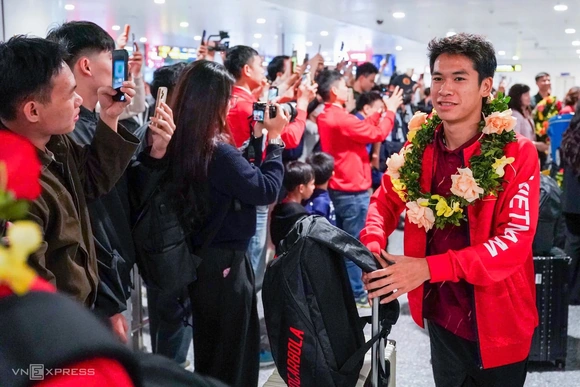 NHM nồng nhiệt đón những nhà vô địch SEA Games 33 trở về; Bóng đá Thái Lan chìm trong chỉ trích