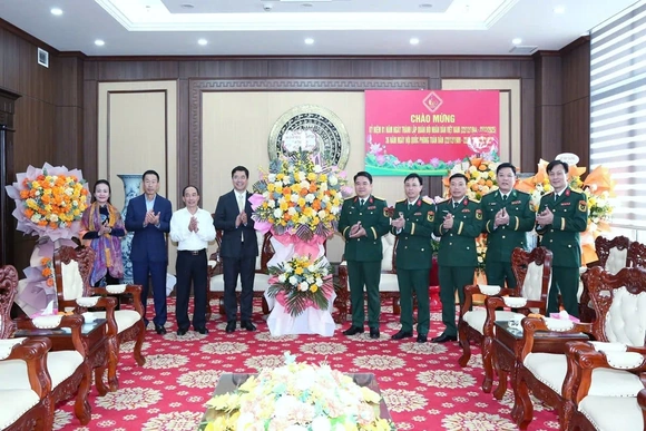 Phó Bí thư Thường trực Tỉnh ủy Nguyễn Hồng Phong thăm, chúc mừng Bộ Chỉ huy Quân sự tỉnh