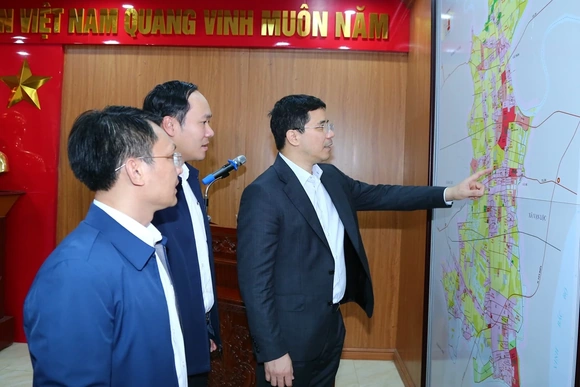 Phó Bí thư Thường trực Tỉnh ủy Nguyễn Hồng Phong  thăm, làm việc tại xã Hoa Lộc