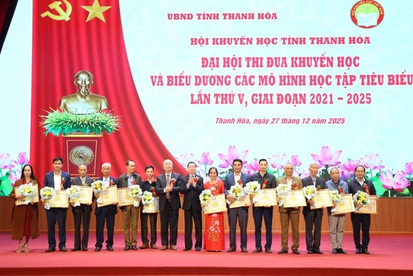Đẩy mạnh phong trào thi đua khuyến học, khuyến tài, xây dựng xã hội học tập