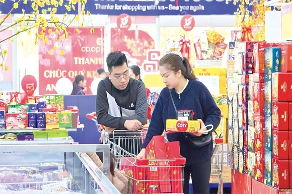 Hàng hóa tết phủ kín kênh bán lẻ