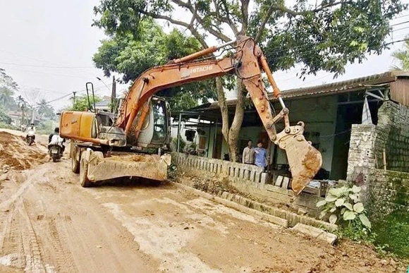 Người dân xã Ngọc Liên tích cực hiến đất mở rộng đường giao thông