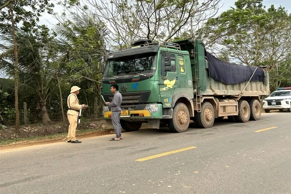 Kịp thời chấn chỉnh hoạt động vận tải trên tuyến đường tỉnh 516 và Quốc lộ 217B